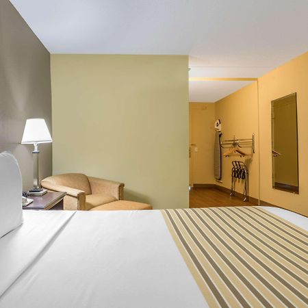 Econo Lodge Inn & Suites Triadelphia - Wheeling Extérieur photo