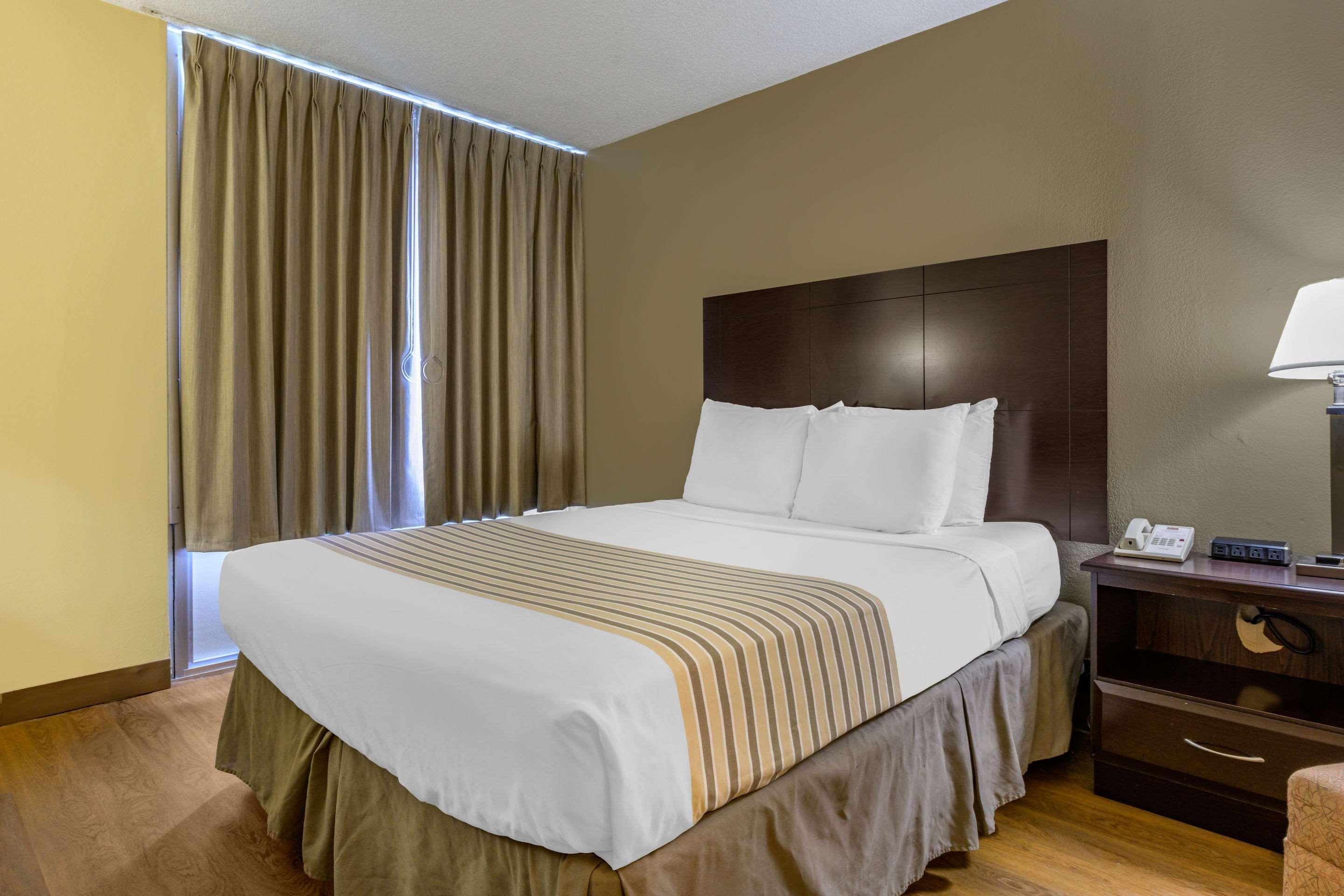 Econo Lodge Inn & Suites Triadelphia - Wheeling Extérieur photo