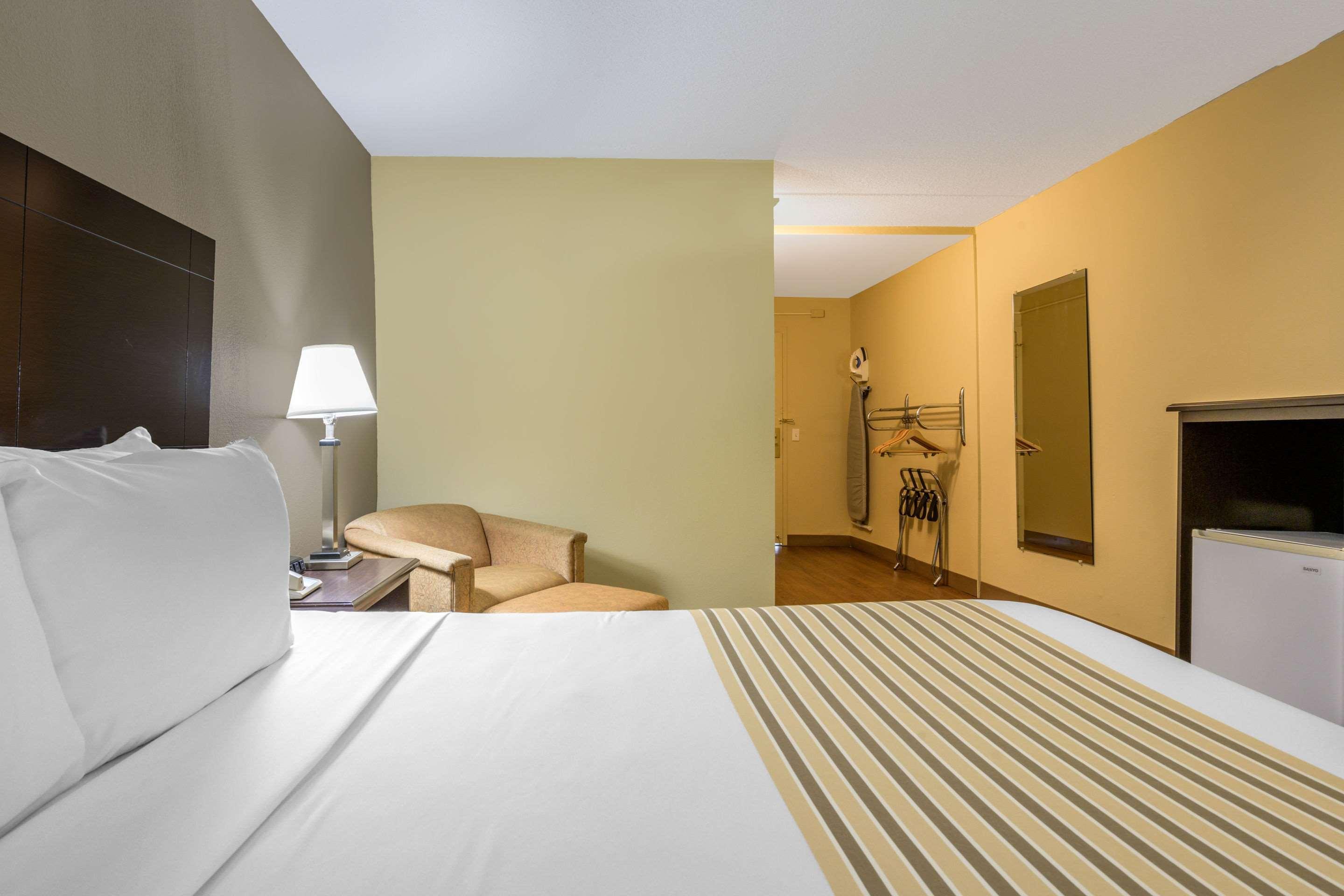 Econo Lodge Inn & Suites Triadelphia - Wheeling Extérieur photo