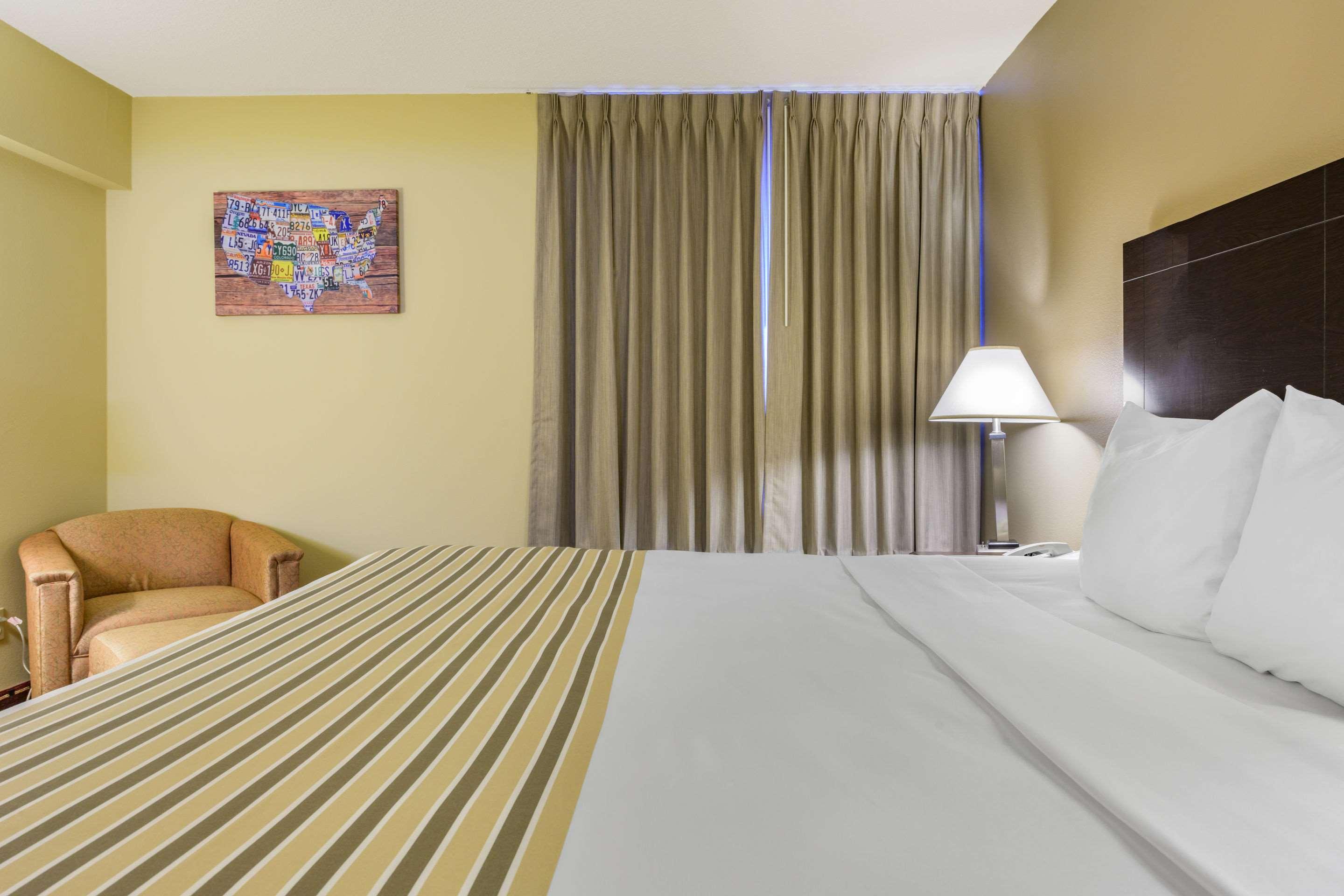 Econo Lodge Inn & Suites Triadelphia - Wheeling Extérieur photo