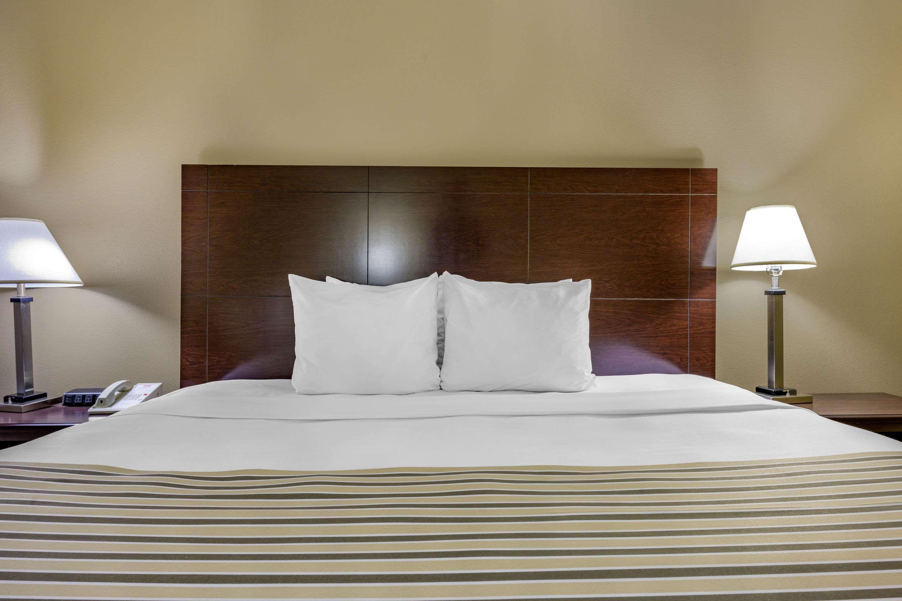 Econo Lodge Inn & Suites Triadelphia - Wheeling Extérieur photo