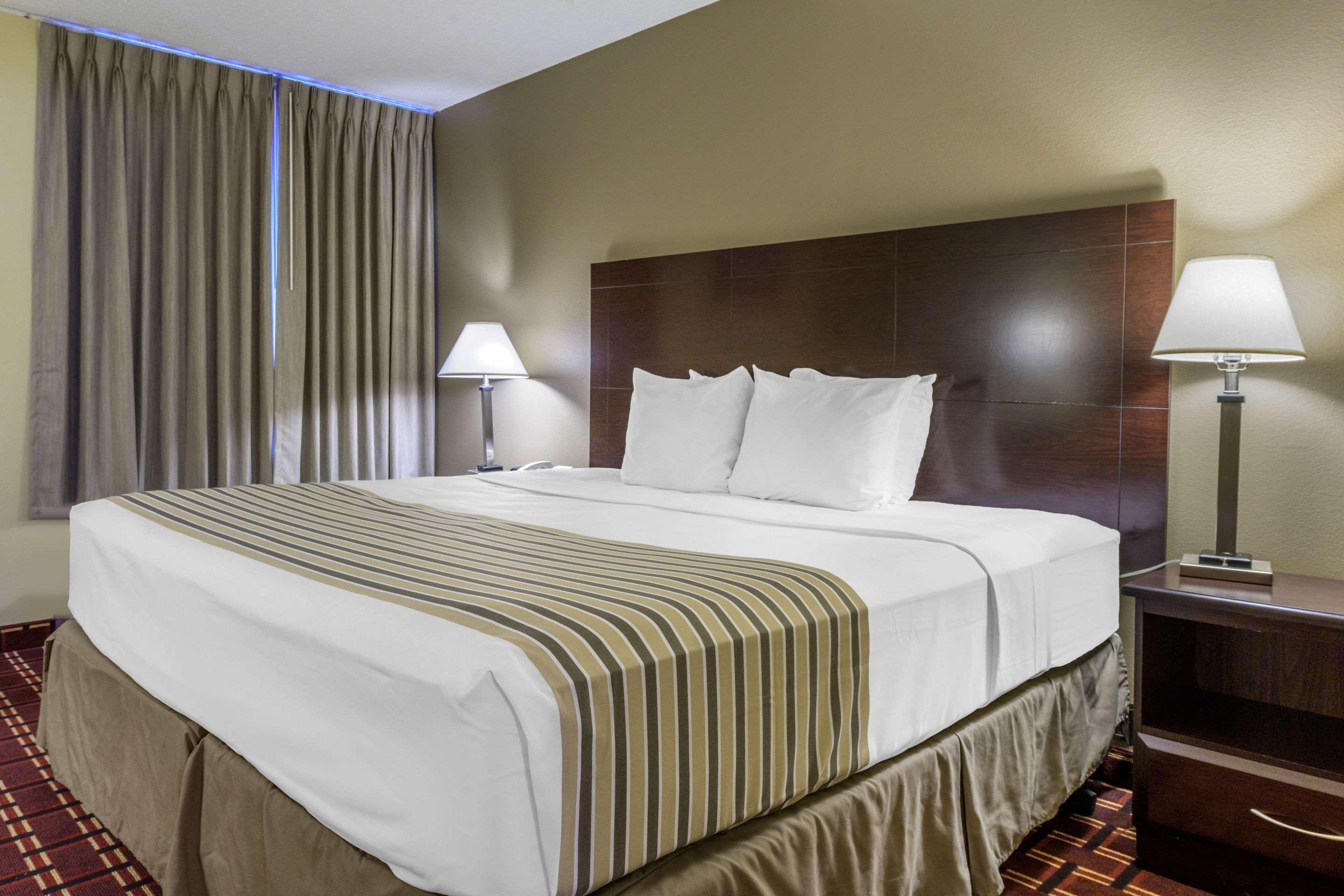 Econo Lodge Inn & Suites Triadelphia - Wheeling Extérieur photo