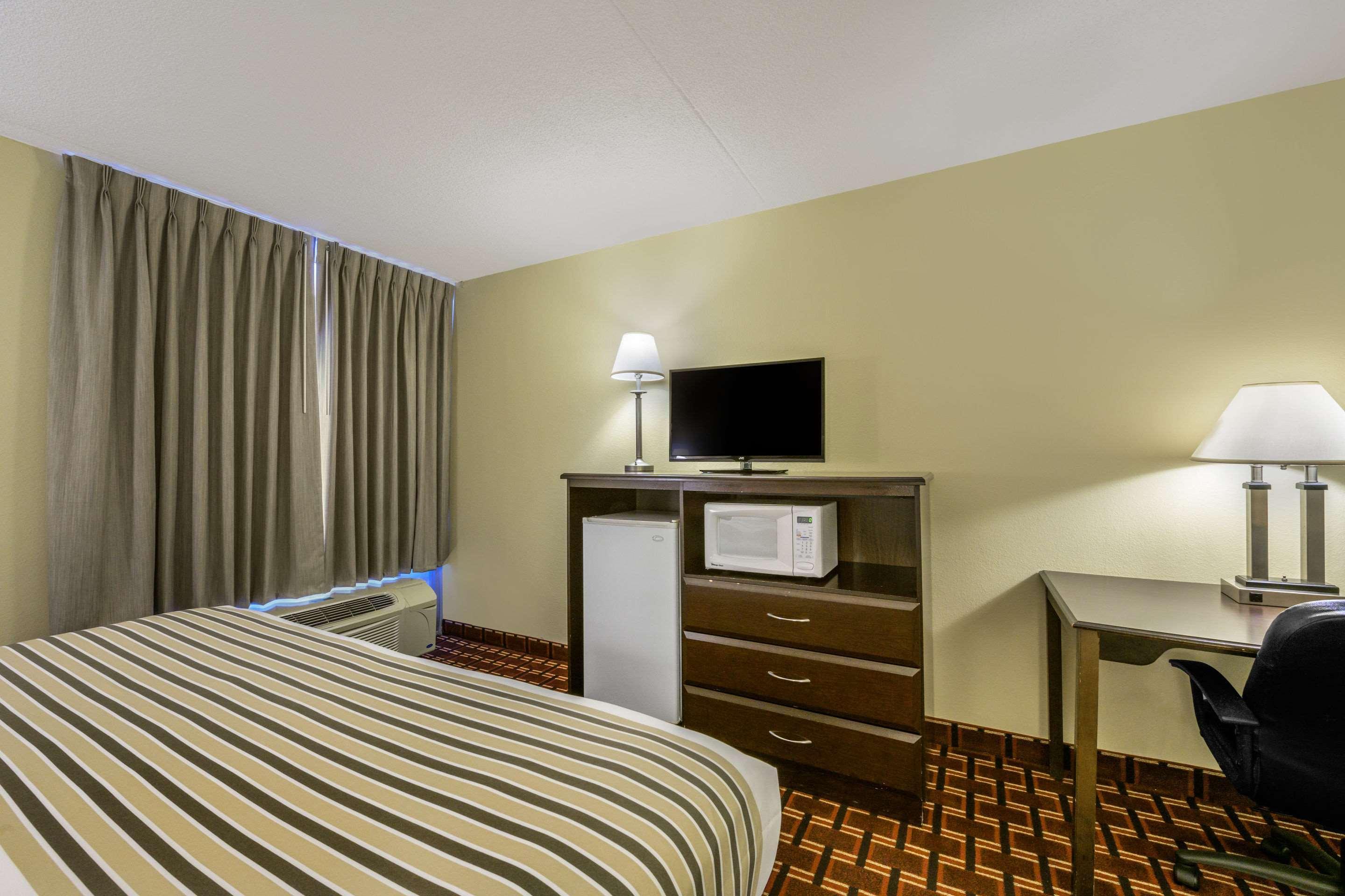 Econo Lodge Inn & Suites Triadelphia - Wheeling Extérieur photo