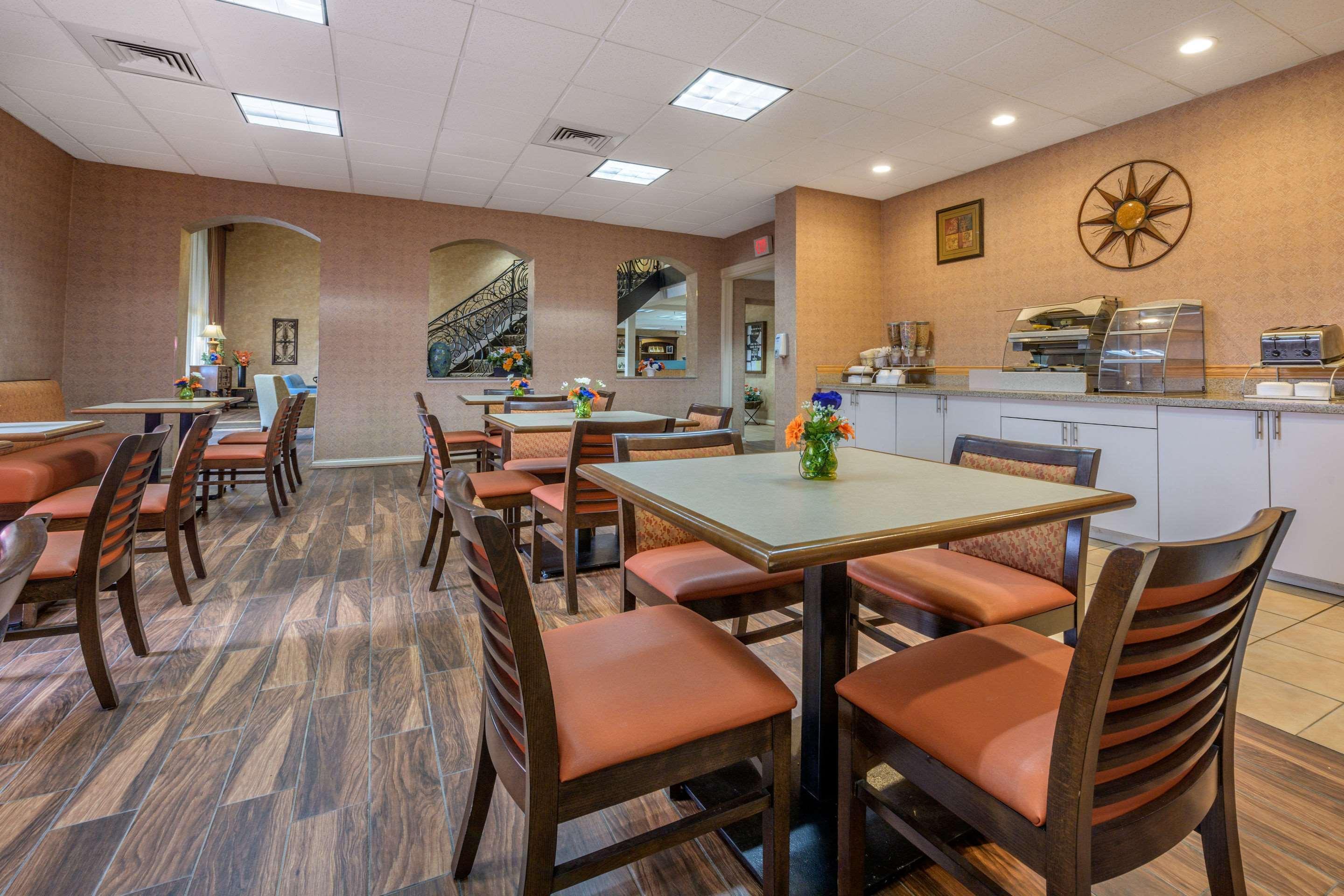 Econo Lodge Inn & Suites Triadelphia - Wheeling Extérieur photo