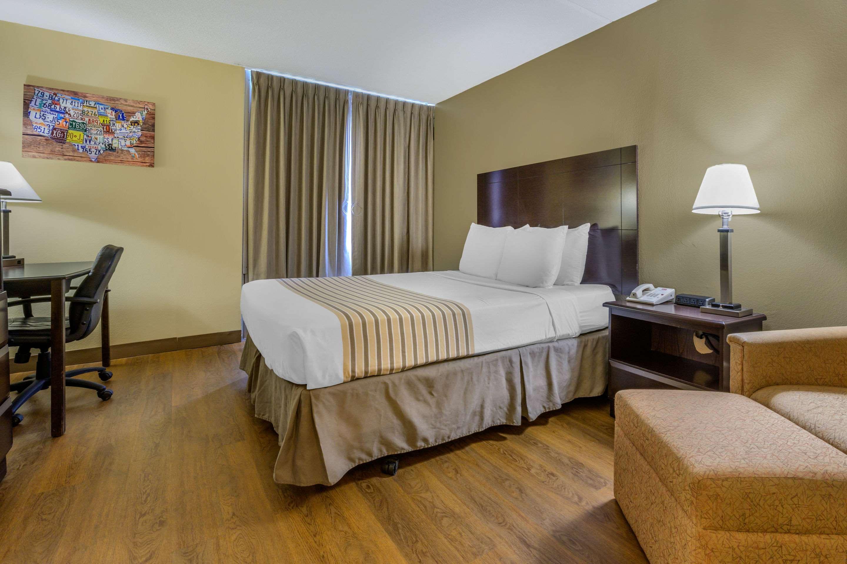 Econo Lodge Inn & Suites Triadelphia - Wheeling Extérieur photo