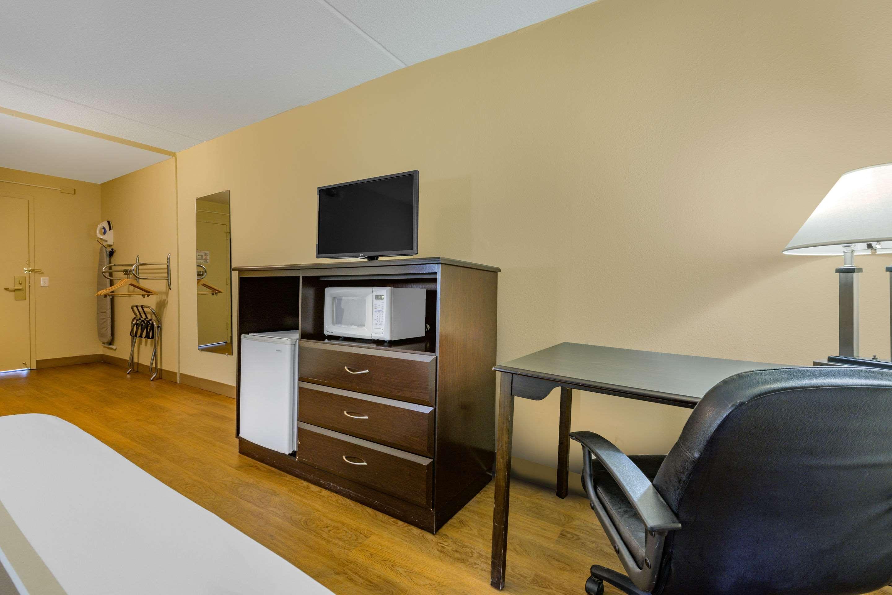 Econo Lodge Inn & Suites Triadelphia - Wheeling Extérieur photo