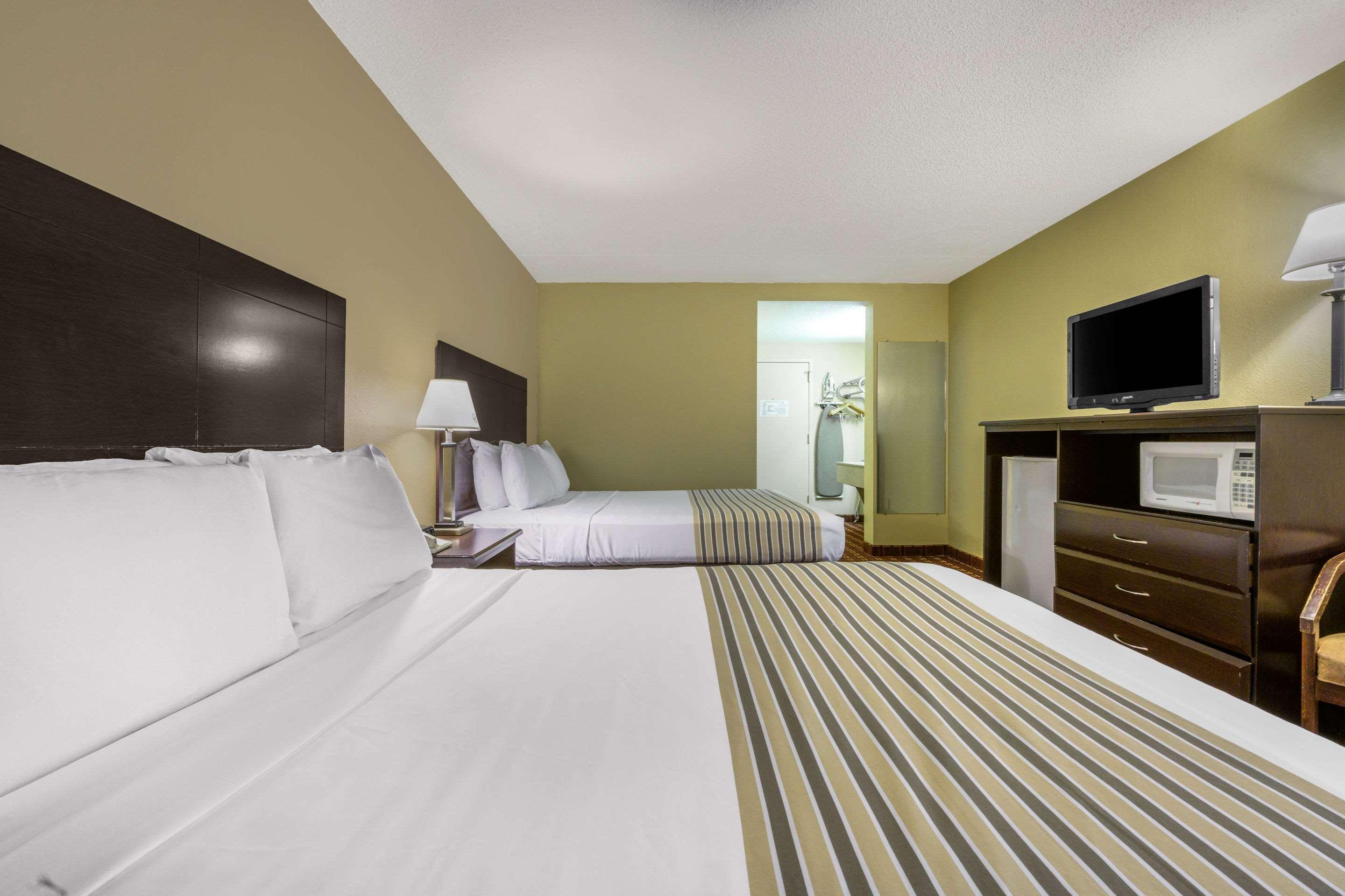 Econo Lodge Inn & Suites Triadelphia - Wheeling Extérieur photo