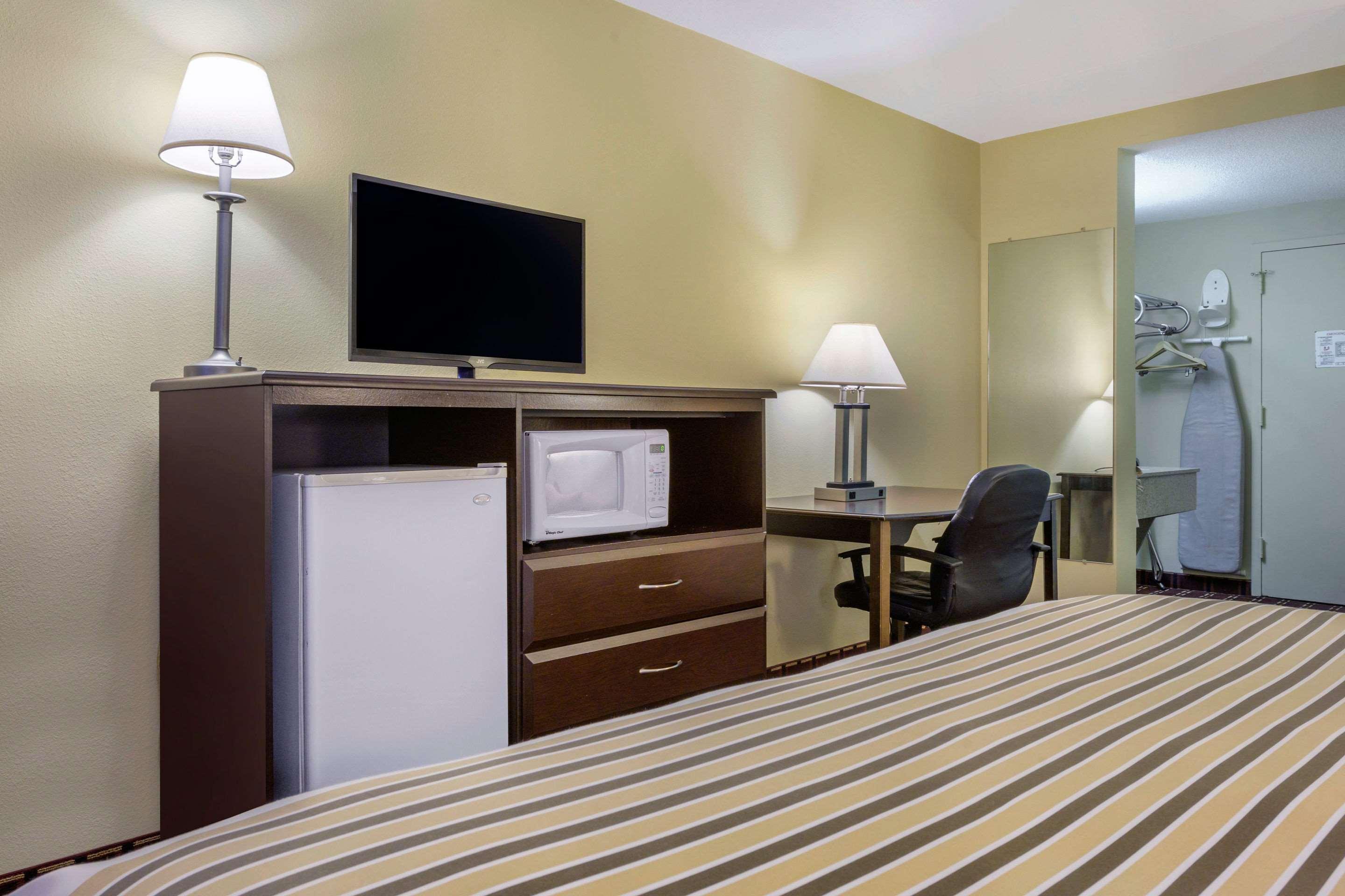 Econo Lodge Inn & Suites Triadelphia - Wheeling Extérieur photo