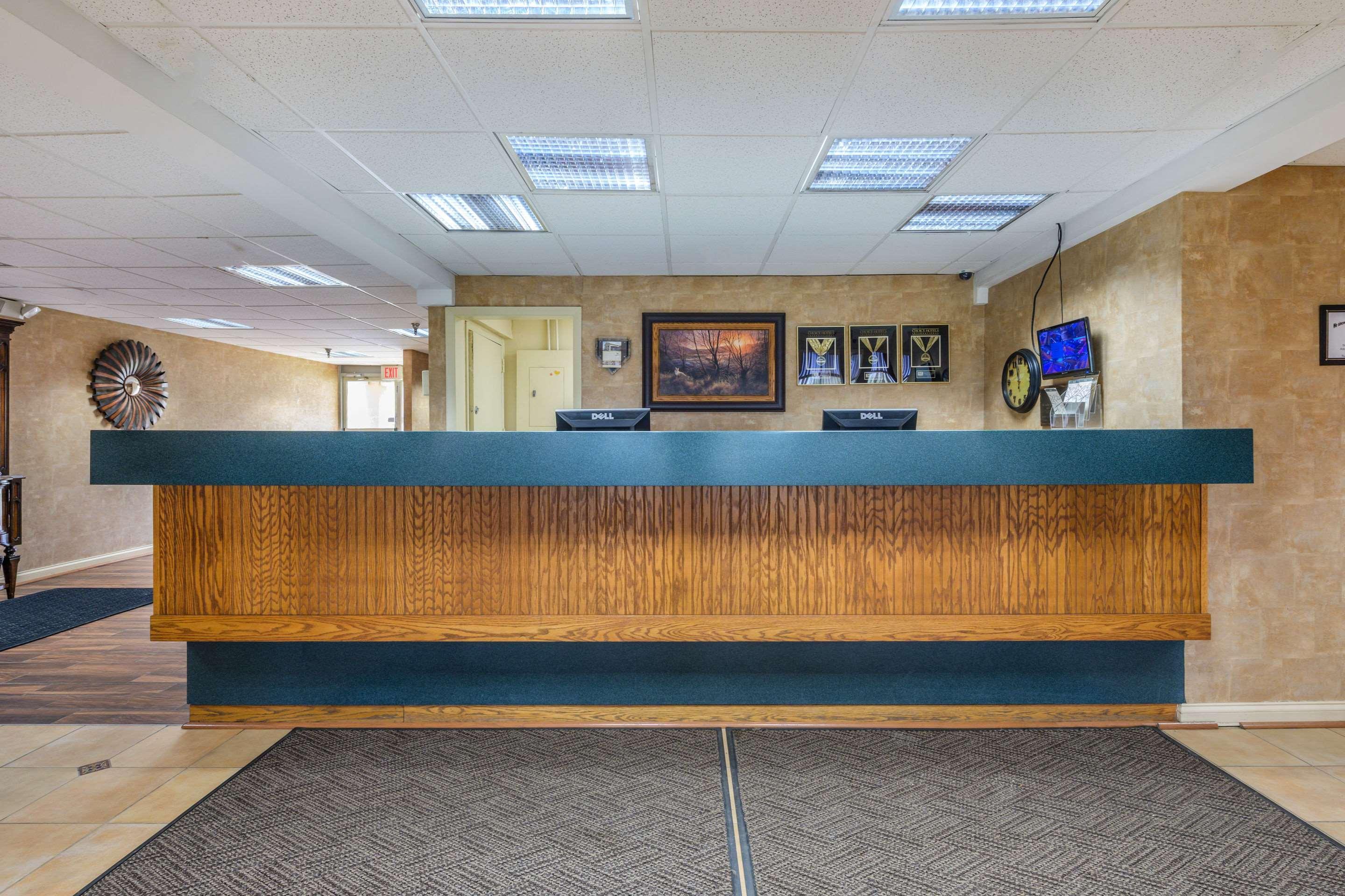Econo Lodge Inn & Suites Triadelphia - Wheeling Extérieur photo