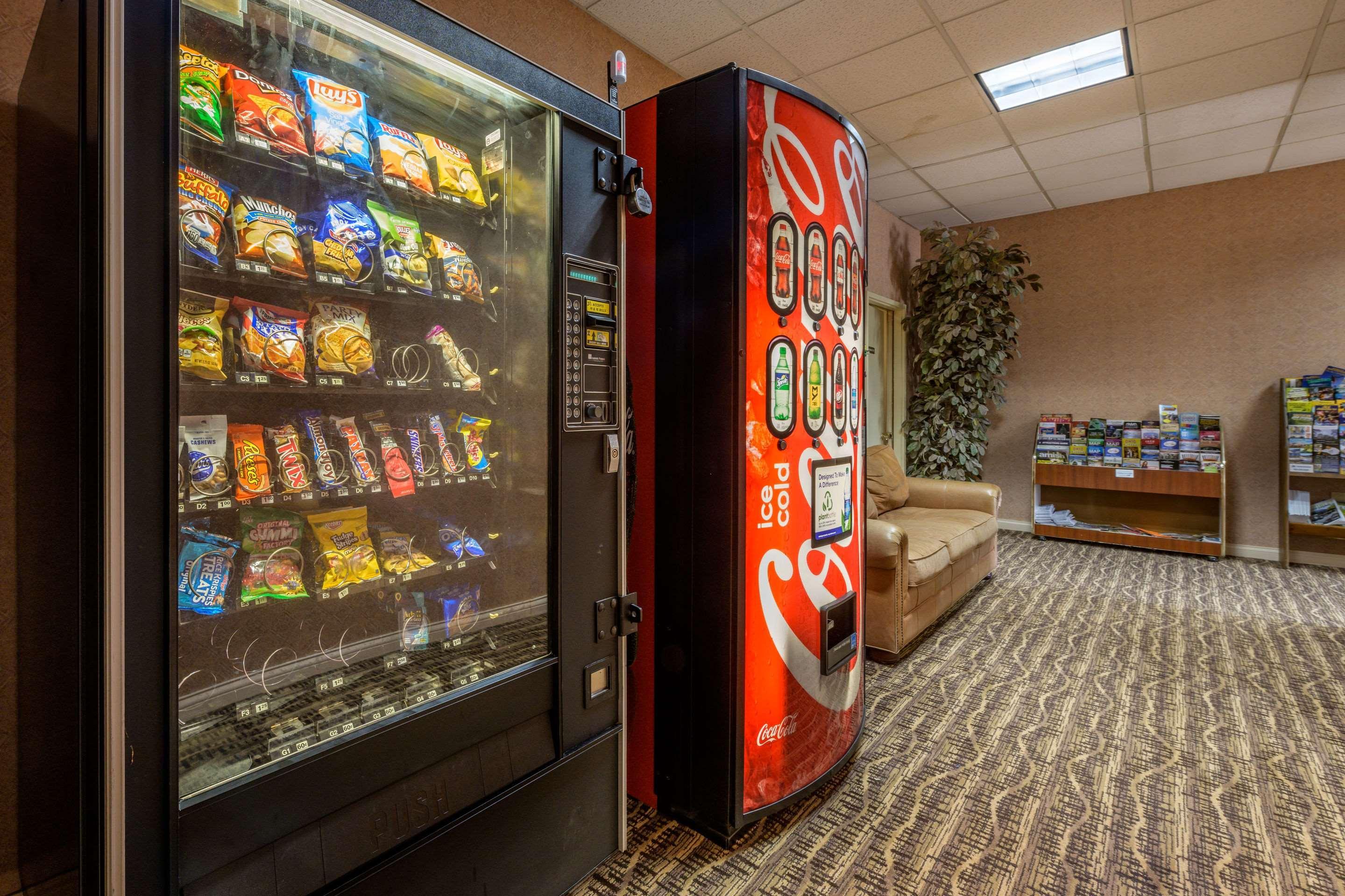 Econo Lodge Inn & Suites Triadelphia - Wheeling Extérieur photo