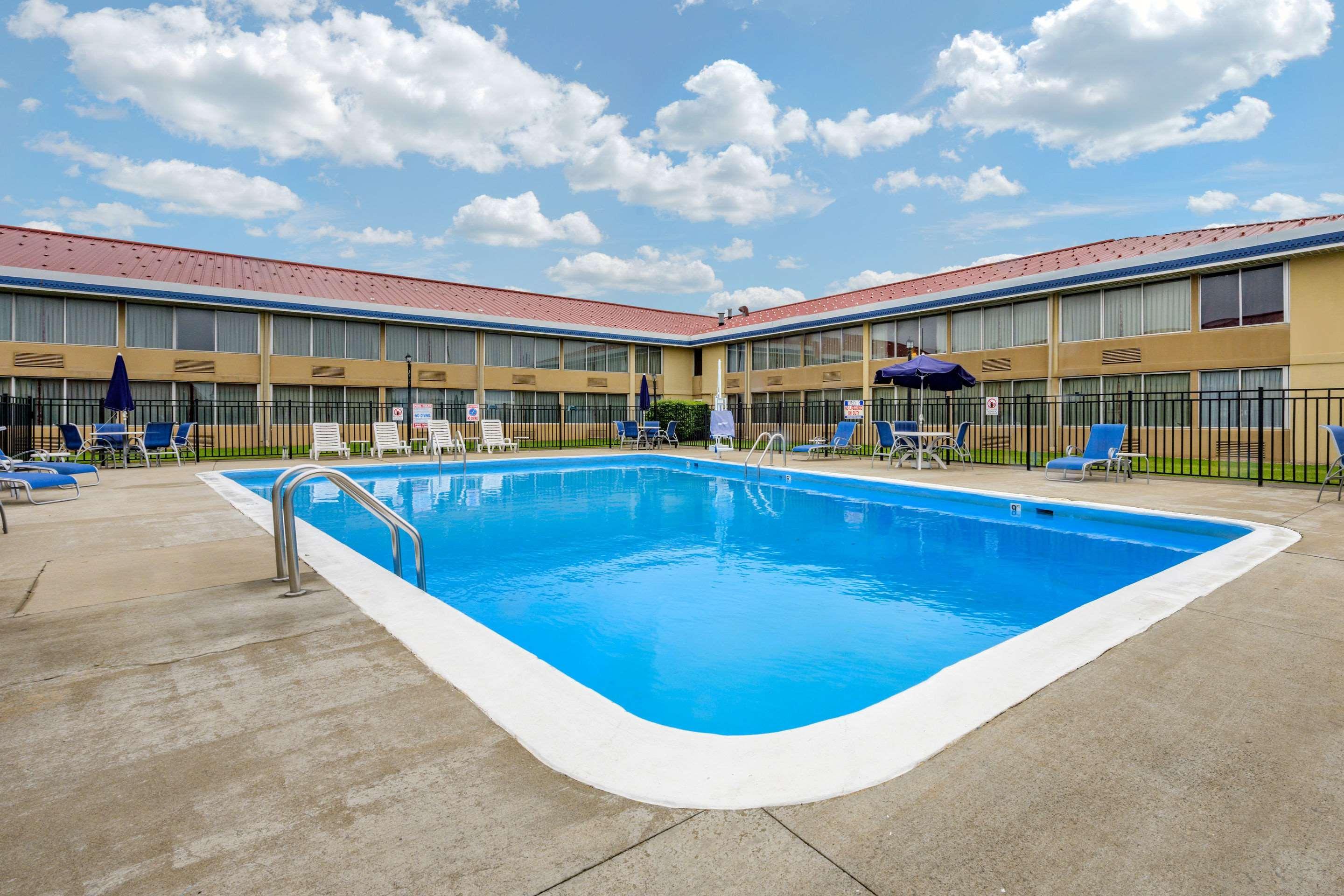 Econo Lodge Inn & Suites Triadelphia - Wheeling Extérieur photo