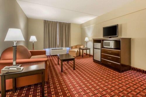Econo Lodge Inn & Suites Triadelphia - Wheeling Extérieur photo