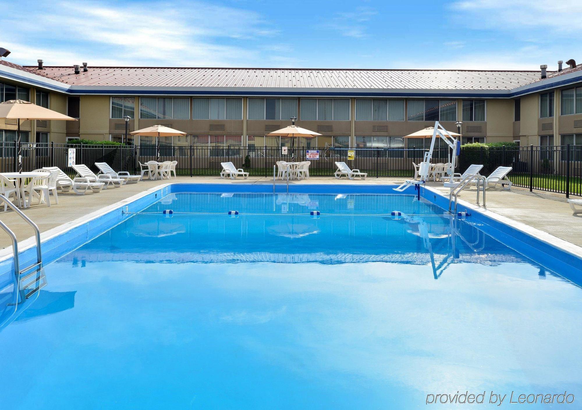 Econo Lodge Inn & Suites Triadelphia - Wheeling Extérieur photo