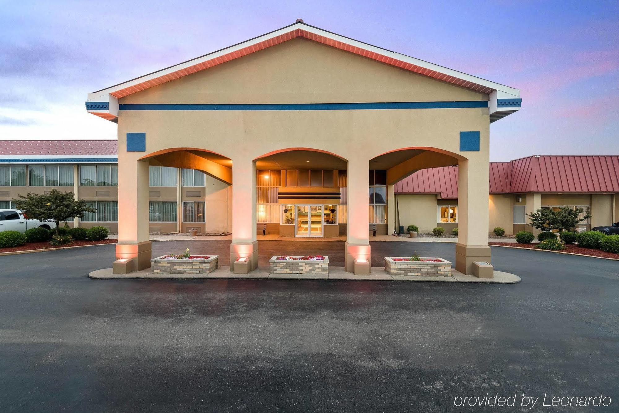 Econo Lodge Inn & Suites Triadelphia - Wheeling Extérieur photo
