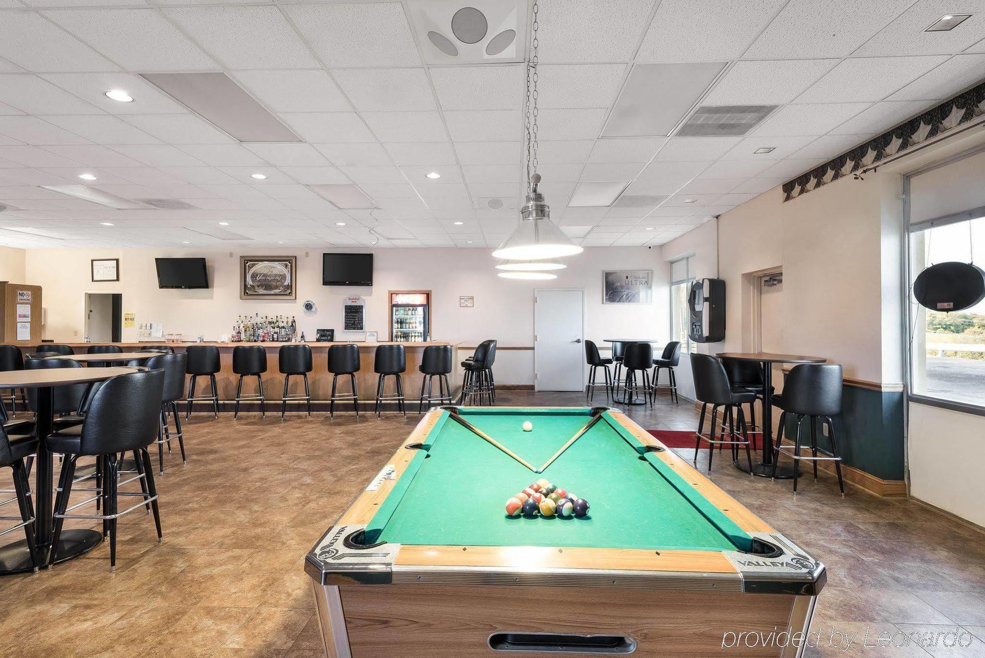 Econo Lodge Inn & Suites Triadelphia - Wheeling Extérieur photo