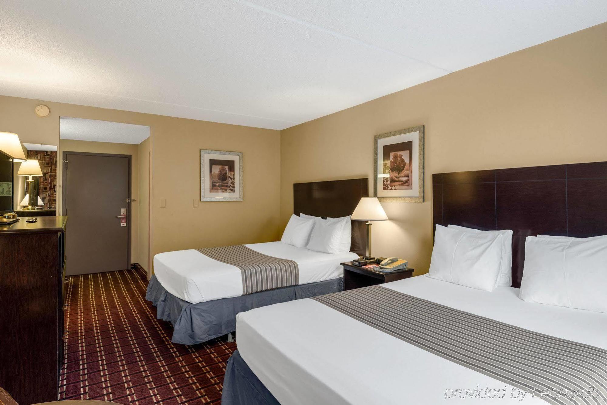 Econo Lodge Inn & Suites Triadelphia - Wheeling Extérieur photo