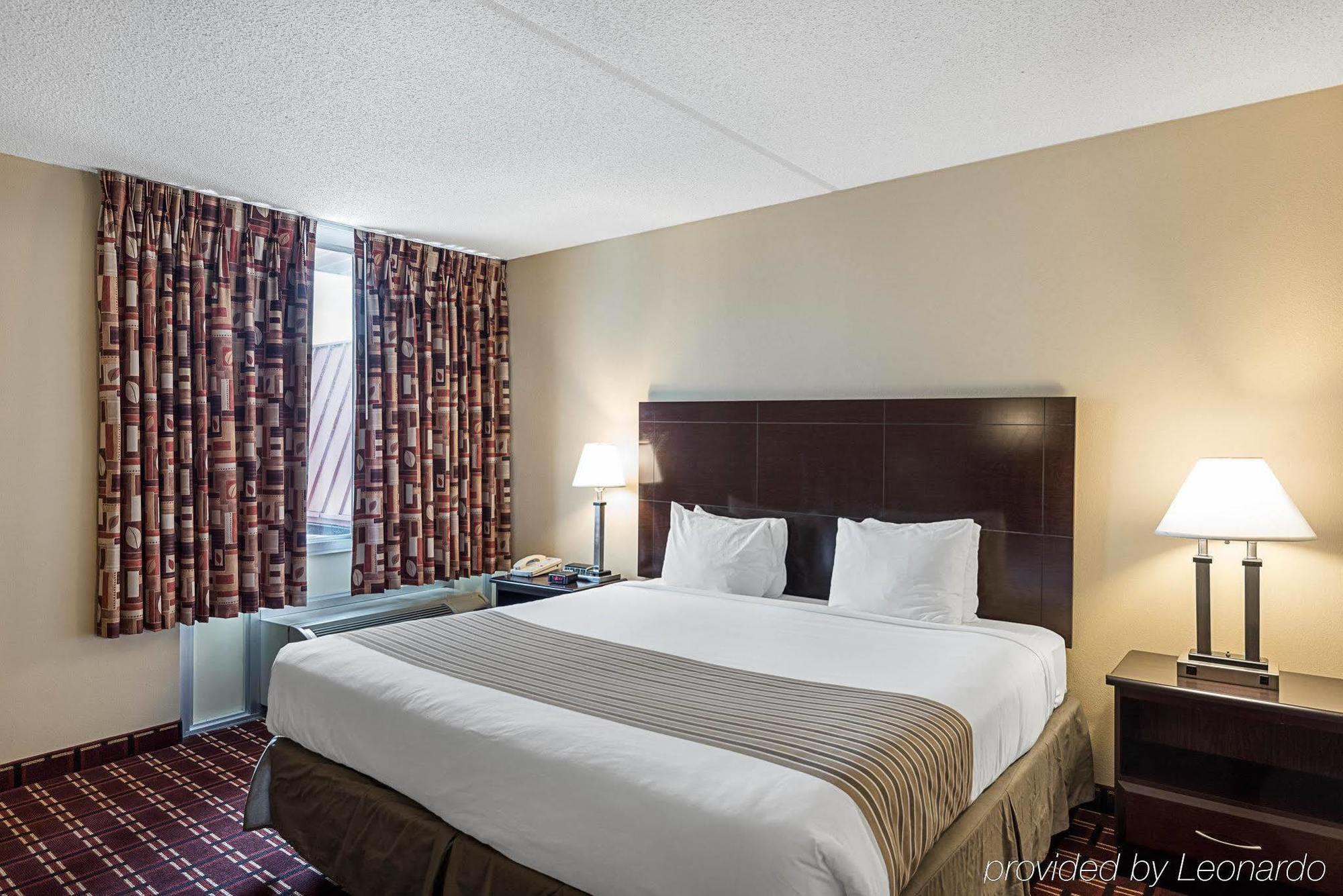 Econo Lodge Inn & Suites Triadelphia - Wheeling Extérieur photo