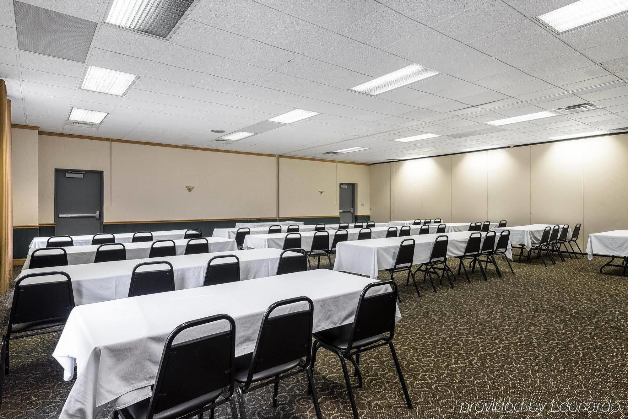 Econo Lodge Inn & Suites Triadelphia - Wheeling Extérieur photo