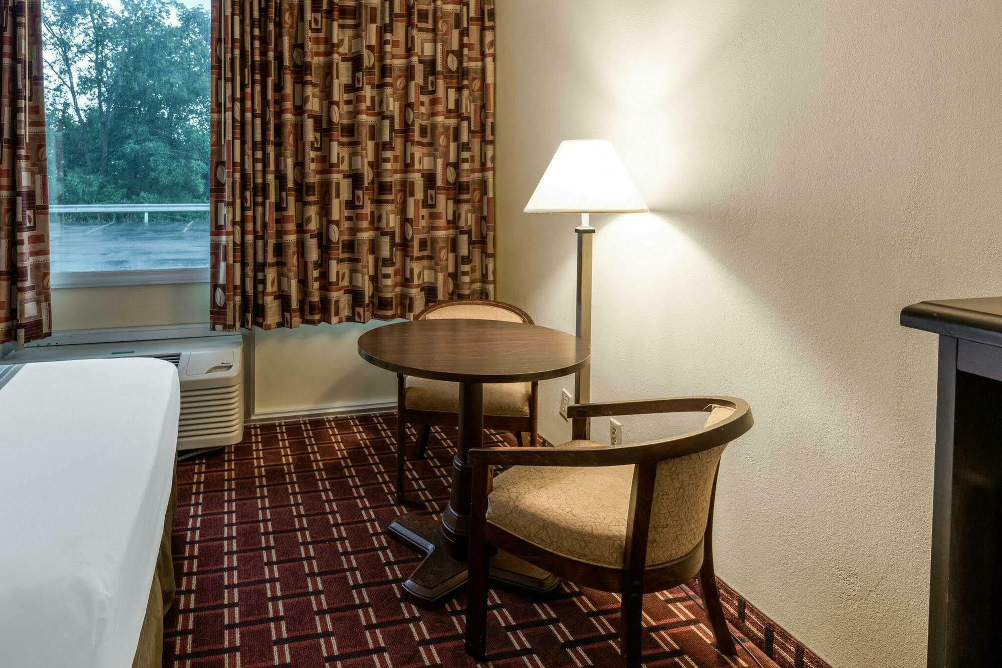 Econo Lodge Inn & Suites Triadelphia - Wheeling Extérieur photo