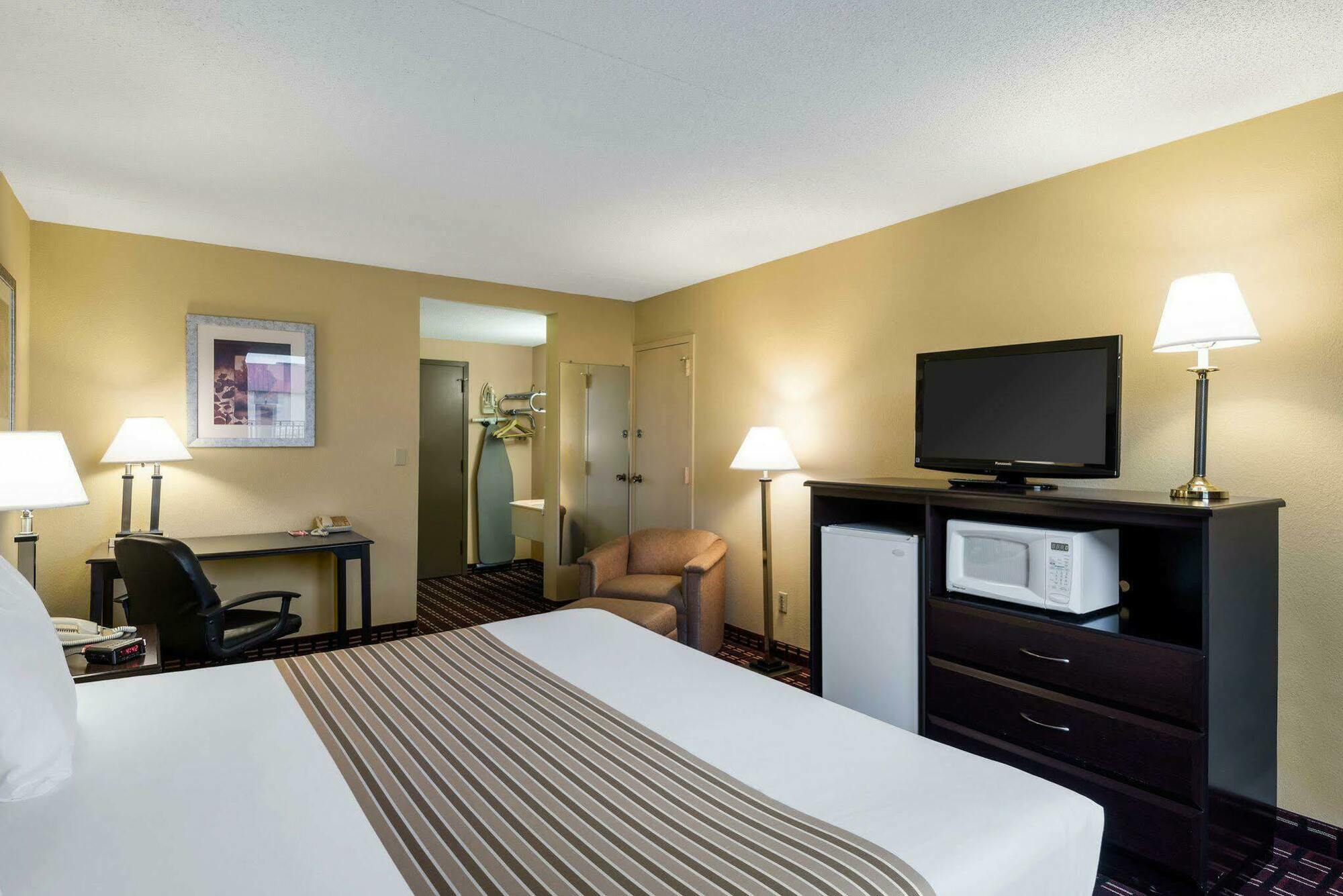 Econo Lodge Inn & Suites Triadelphia - Wheeling Extérieur photo