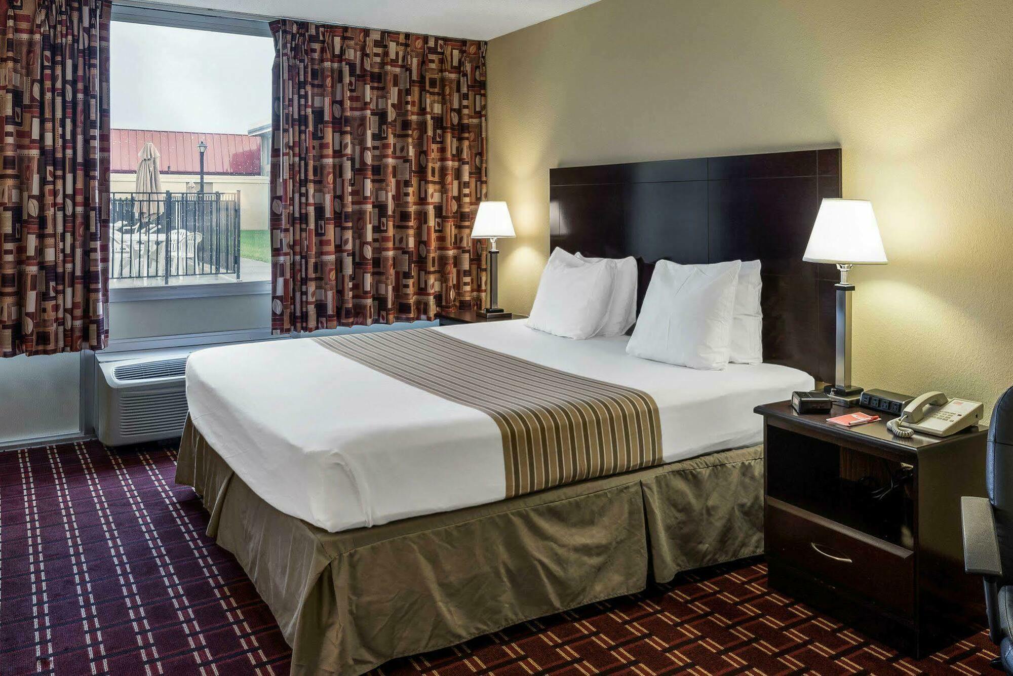 Econo Lodge Inn & Suites Triadelphia - Wheeling Extérieur photo