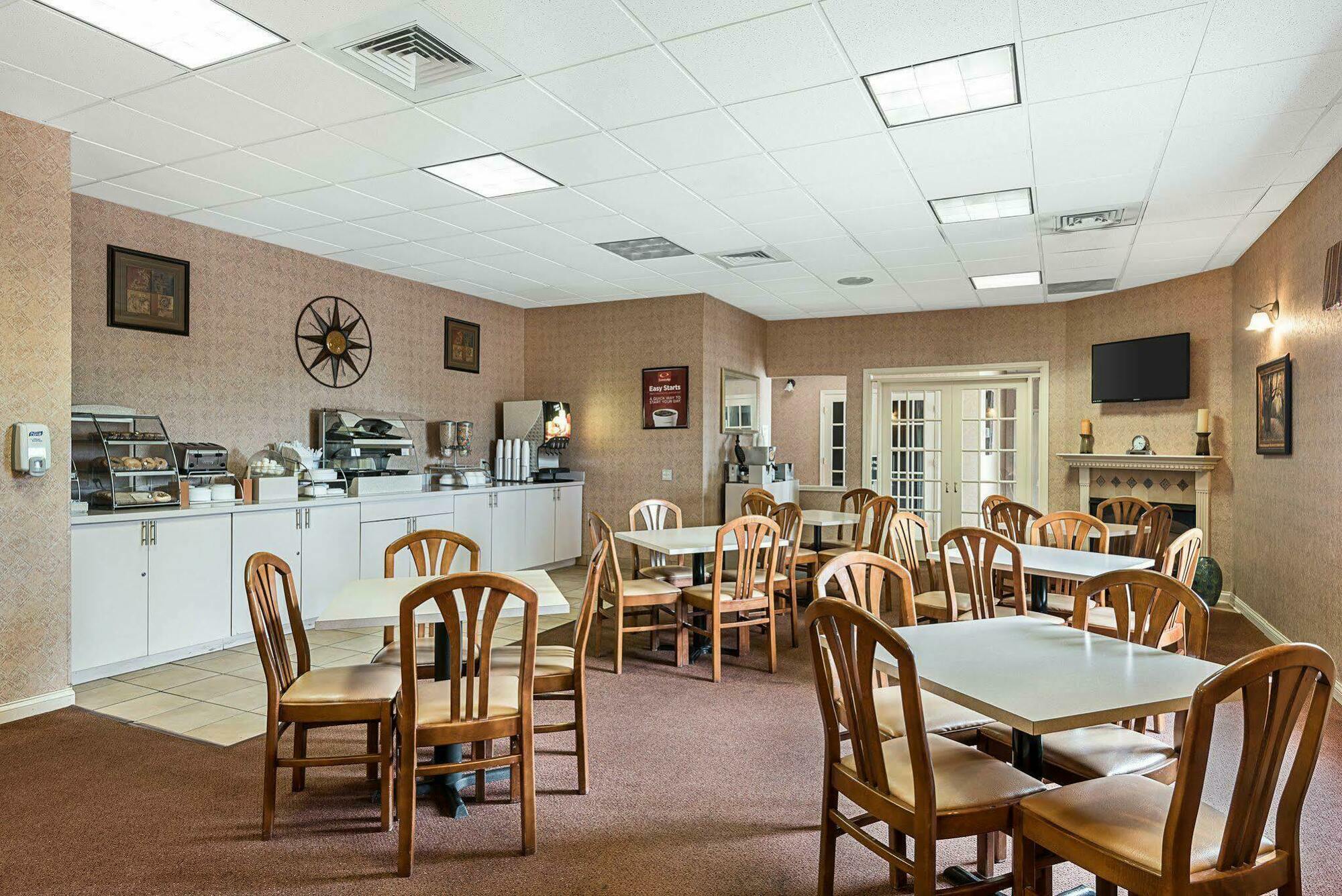 Econo Lodge Inn & Suites Triadelphia - Wheeling Extérieur photo