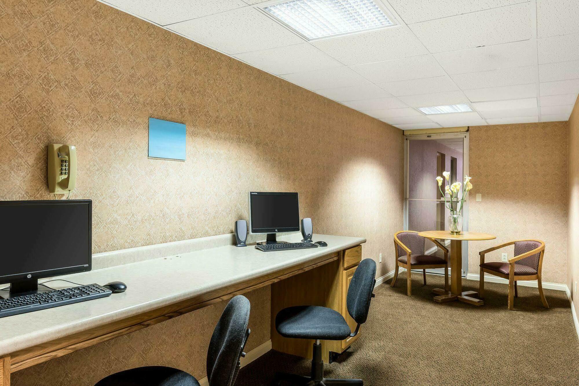 Econo Lodge Inn & Suites Triadelphia - Wheeling Extérieur photo