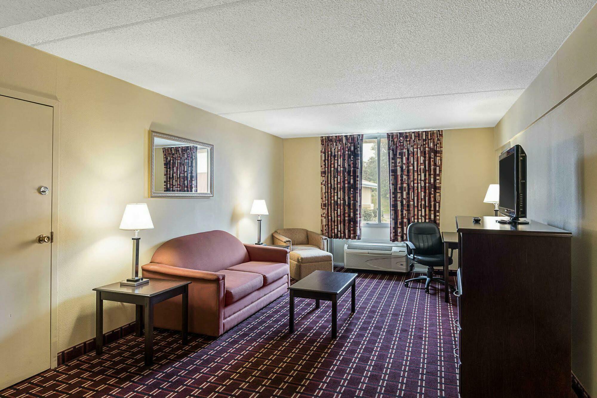 Econo Lodge Inn & Suites Triadelphia - Wheeling Extérieur photo