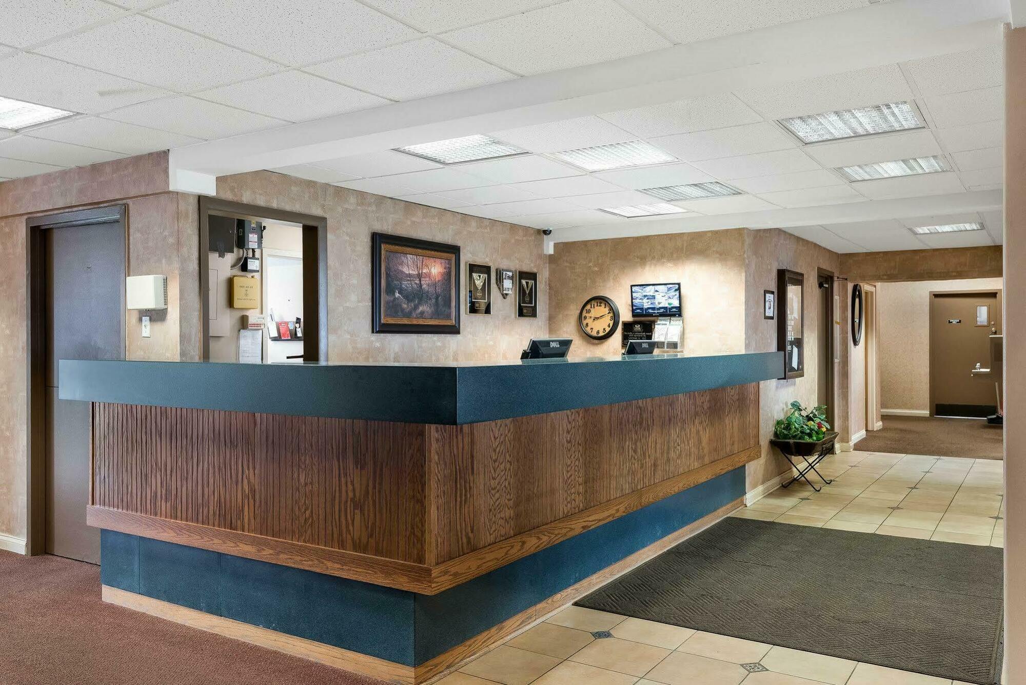 Econo Lodge Inn & Suites Triadelphia - Wheeling Extérieur photo