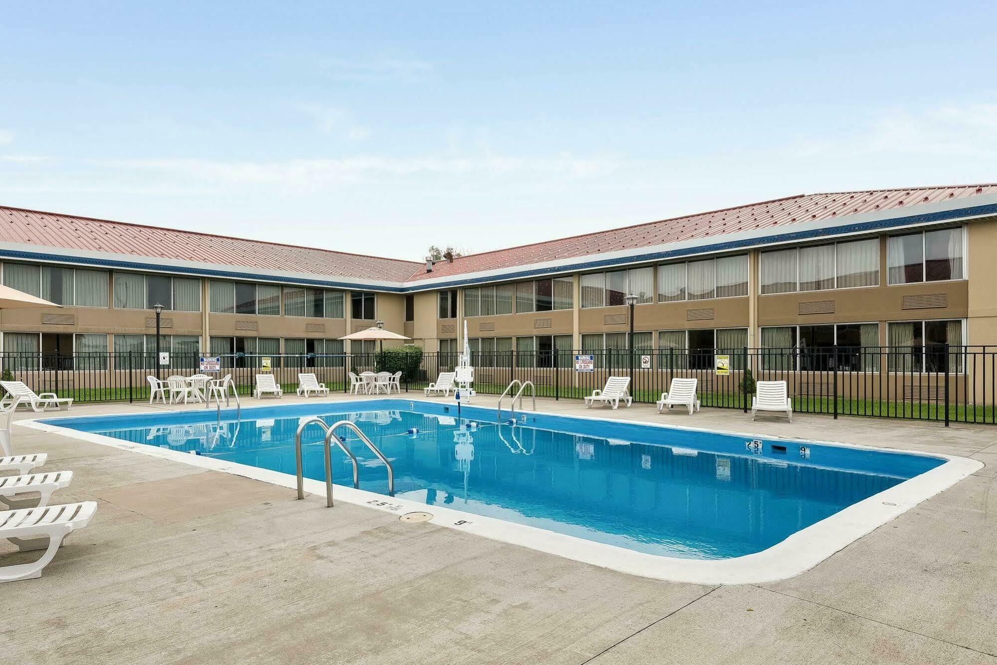 Econo Lodge Inn & Suites Triadelphia - Wheeling Extérieur photo