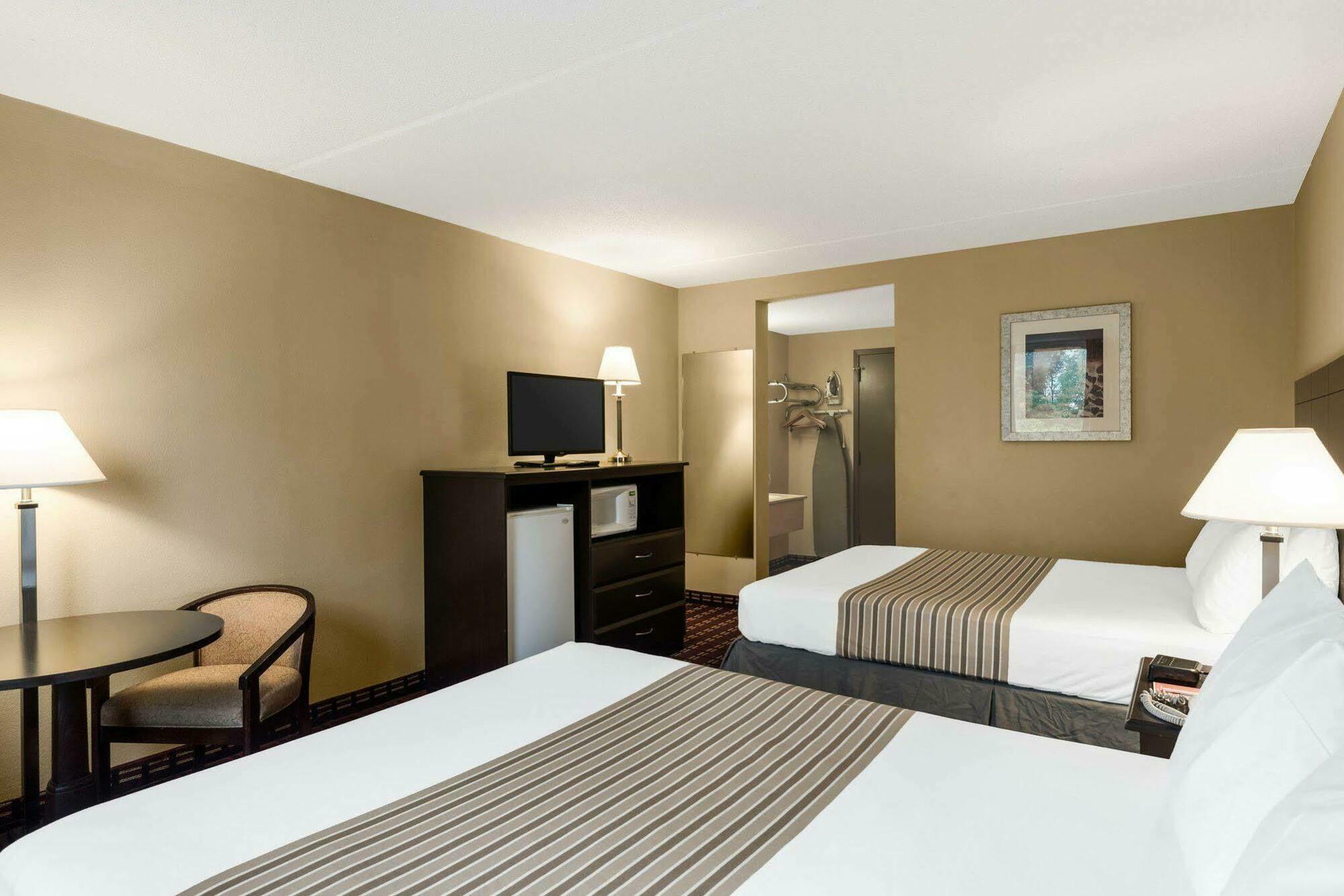 Econo Lodge Inn & Suites Triadelphia - Wheeling Extérieur photo